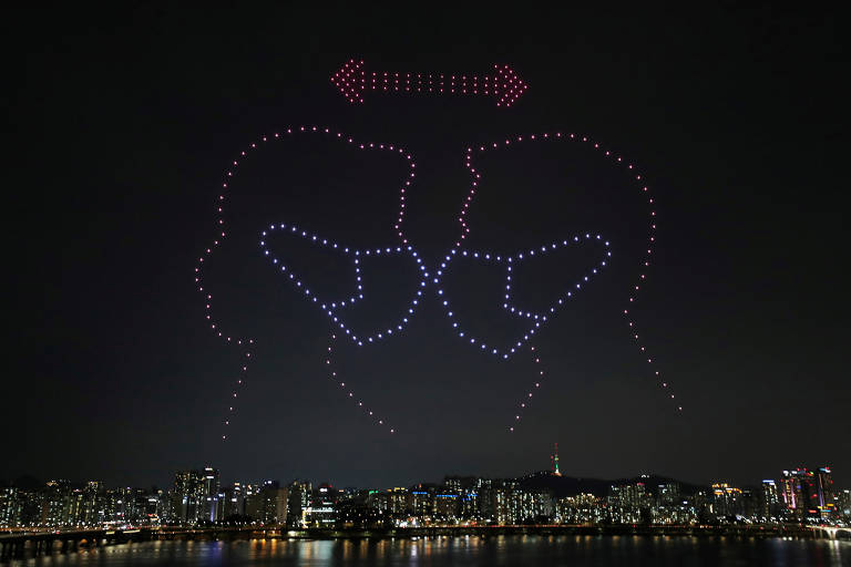 Centenas de drones iluminam o céu de Seul com conselhos sobre coronavírus