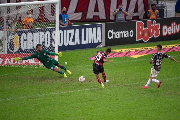 Michael completa cruzamento de Gabigol e marca o segundo gol do Flamengo
