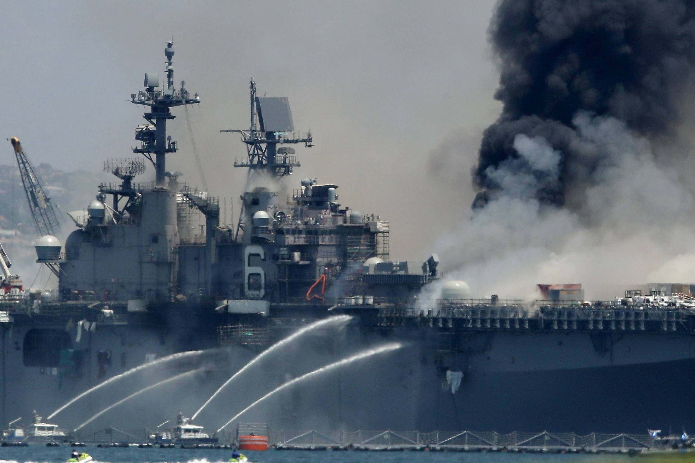 Вмс сша. Пожар в ВМС США USS Bonhomme Richard. Десантного корабля USS Bonhomme Richard. Корабль ВМС США Bonhomme Richard. ВМС США В Сан Диего горит корабль.