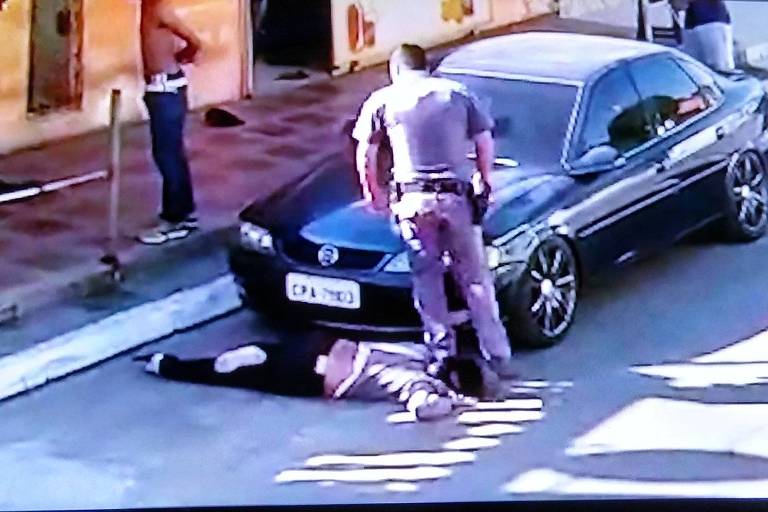 Policial pisa no pescoço de mulher negra e arrasta a vítima