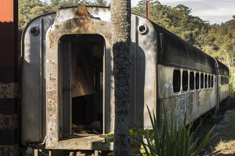 Vagões de trens antigos e mal conservados estacionados ao lado da estação ferroviária construída no início do século 20 (1906), em Mairinque (interior de São Paulo)