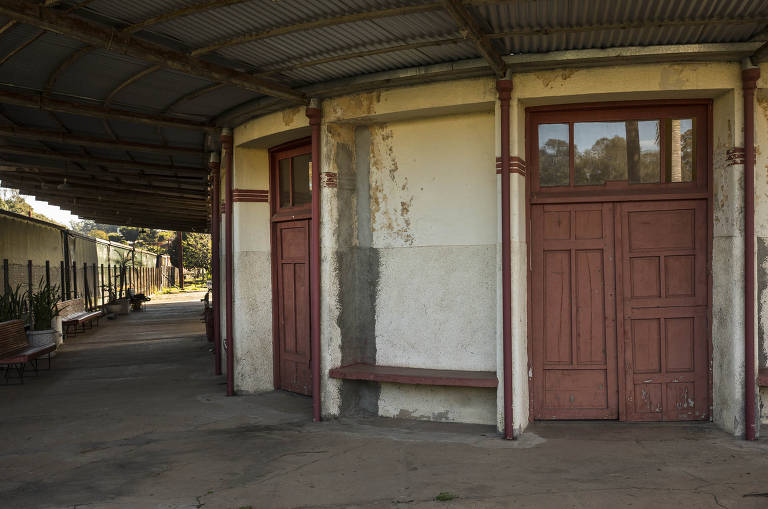 Estação ferroviária construída no início do século 20 (1906), em estado precário de conservação, em Mairinque (interior de São Paulo)