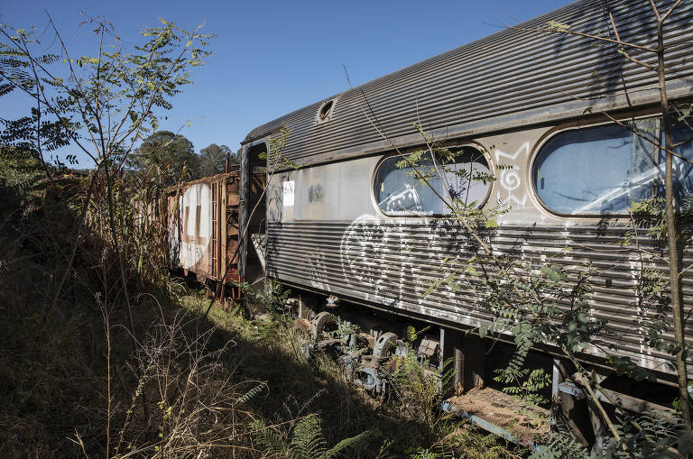 Vagões de trens antigos e mal conservados estacionados ao lado da estação ferroviária construída no início do século 20 (1906), em Mairinque (interior de São Paulo)