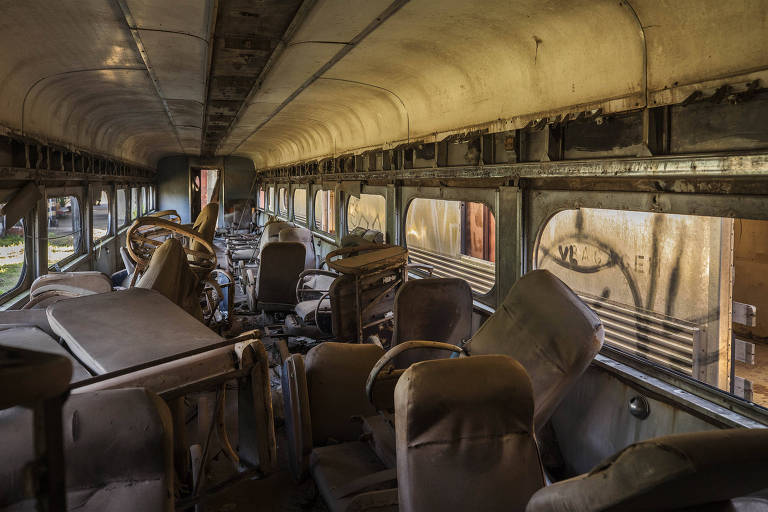 Interior de vagões de trens antigos e mal conservados estacionados ao lado da estação ferroviária construída no início do século 20 (1906), em Mairinque (interior de São Paulo)