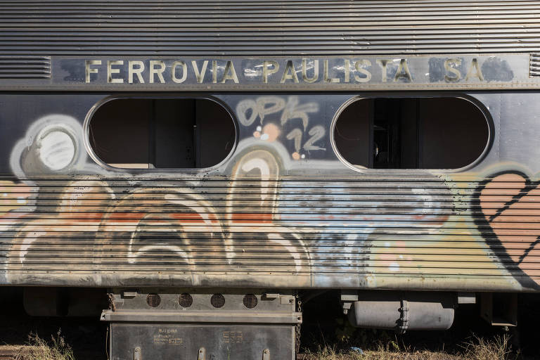 Vagões de trens antigos e mal conservados estacionados ao lado da estação ferroviária construída no início do século 20 (1906), em Mairinque (interior de São Paulo)