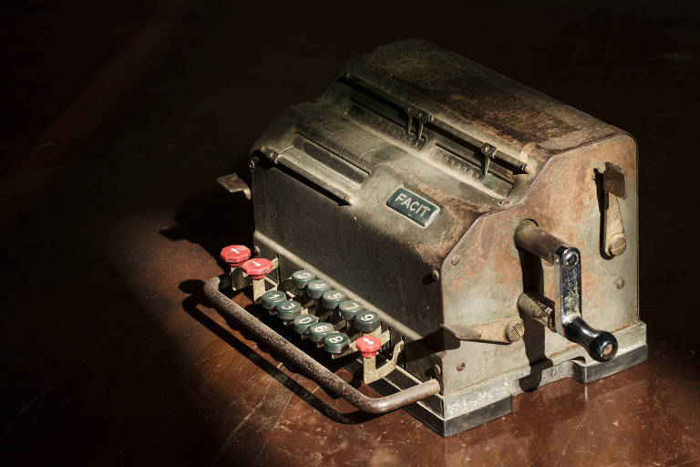 Calculadora mecânica antiga que integra o acervo do pequeno Museu Municipal Ferroviário localizado dentro da estação ferroviária de Mairinque, construída em 1906