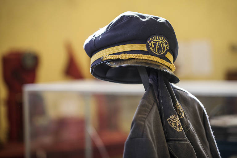 Quepe e uniforme de maquinista (com as iniciais da Estrada de Ferro Sorocabana) que integram o acervo do pequeno Museu Municipal Ferroviário localizado dentro da estação ferroviária de Mairinque, construída em 1906