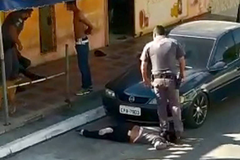 Policial pisa no pescoço de mulher negra durante abordagem na zona sul de São Paulo