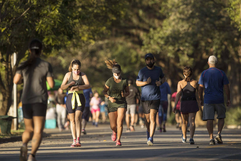 Pessoas se exercitando no Ibirapuera, nesta manhã.