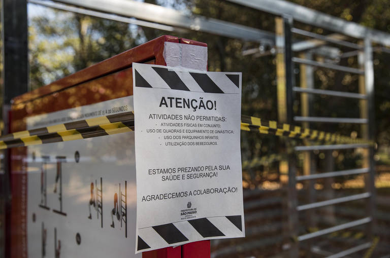 Aparelhos de ginasticas estão lacrados no Ibirapuera no primeiro dia de abertura.