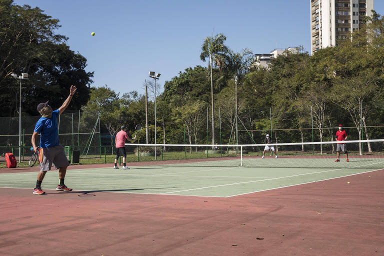 Quadras de tenis abertas no primeiro dia de reabertura do Parque Villa Lobos.