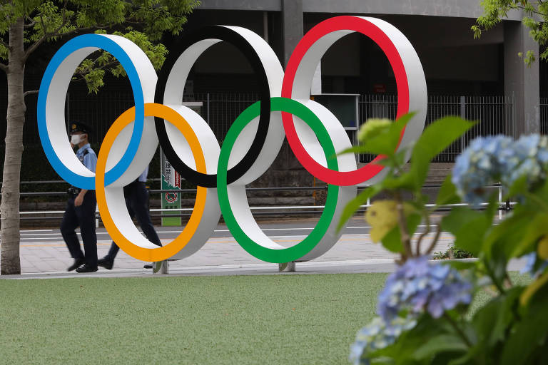 Os anéis olímpicos em exibição em Tóquio, apesar do adiamento dos Jogos para 2021