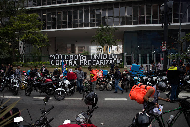 Os entregadores foram até a Câmara Municipal, no centro de SP, e depois seguiram para o TRT, na rua da Consolação