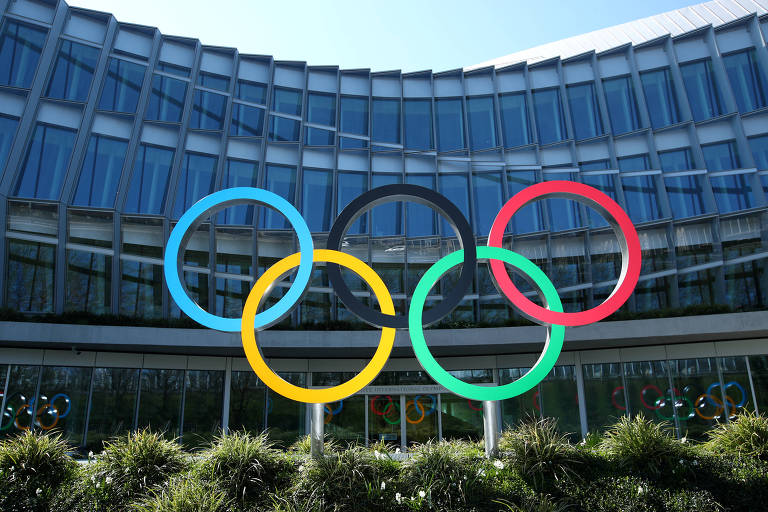 Os anéis olímpicos em frente à sede do COI, em Lausanne, na Suíça