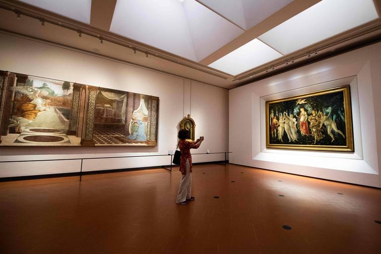 À direita, a obra 'Primavera', de Sandro Botticelli, em Florença