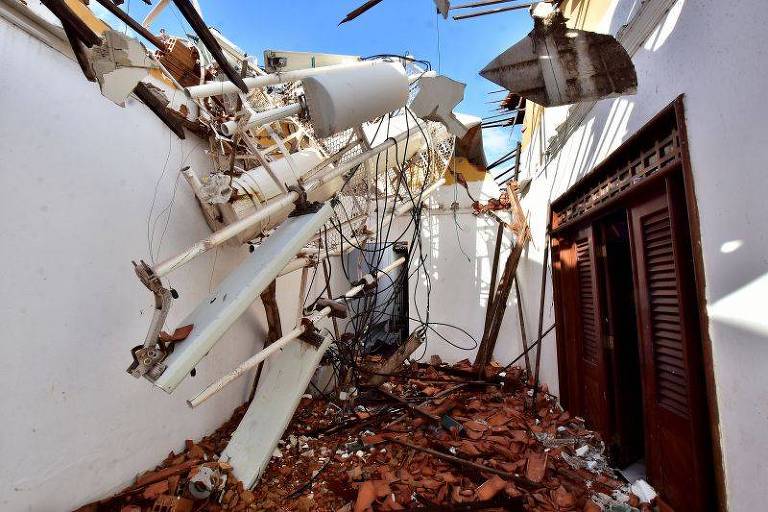 Ventania derruba torre e muros e causa estragos em São Luís