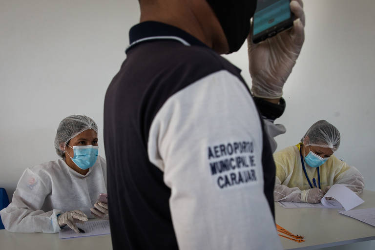 Equipe de saúde do município faz triagem de passageiros em aeroporto de Carauari, no Amazonas