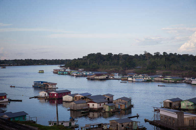 Vila de casas fluviais em Carauari, no Amazonas. Cidade está sob toque de recolher para conter a disseminação do novo coronavírus