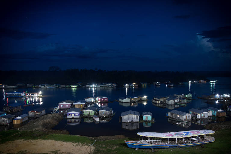 Vila de casas flutuantes em Carauari, no Amazonas, durante a pandemia do novo coronavírus