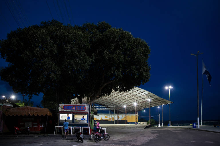 Palco para eventos culturais vazio em Carauari; cidade está em toque de recolher para barrar avanço do coronavírus entre os seus 28 mil habitantes