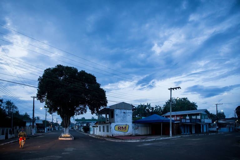 Rua de Carauari vazia durante toque de recolher