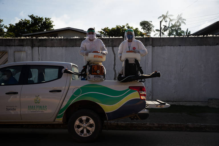Trabalhadores da secretaria de Saúde desinfetam ruas de Carauari, no Amazonas