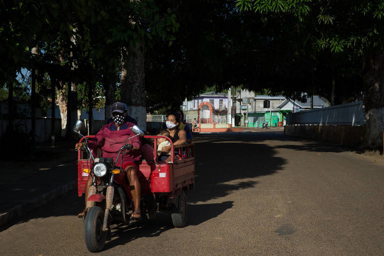 Moradores de Carauari, no Amazonas; cidade acumula 606 casos e 7 óbitos