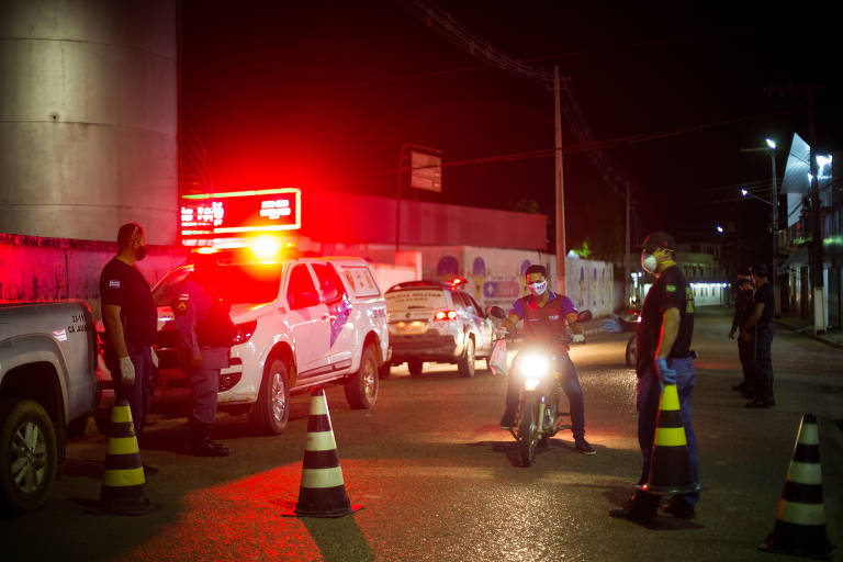 Polícia faz blitz em rua de Carauari, AM, durante toque de recolher