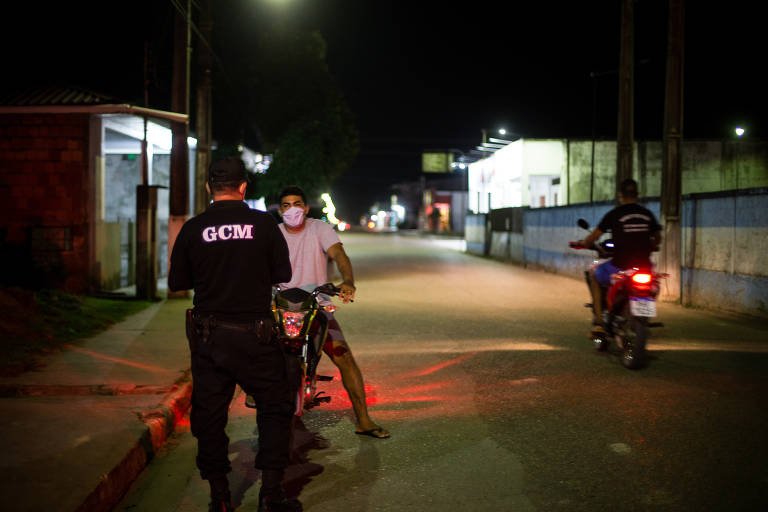 Guardas-civis auxiliam polícia em blitz para o cumprimento do toque de recolher em Carauari, no Amazonas