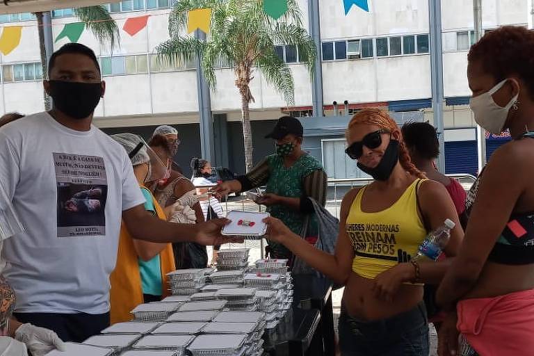 Ex-morador de rua reúne verba para servir marmitas a quem vive nas calçadas no Rio