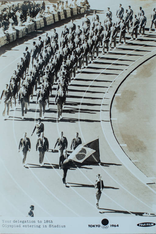 Reprodução de imagem da comitiva olímpica brasileira de 1964, onde a saltadora Aida dos Santos era a única mulher