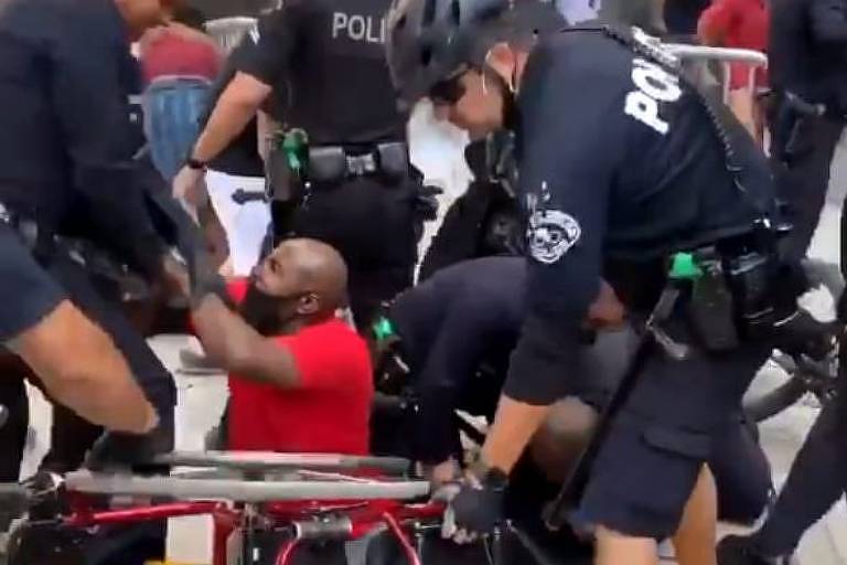 Joshua Wilson derrubado de sua cadeira de rodas durante protesto em Los Angeles