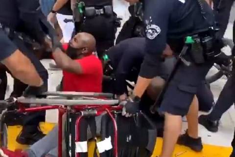 Joshua Wilson derrubado de sua cadeira de rodas durante protesto em Los Angeles