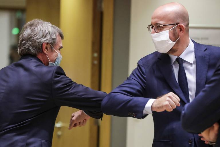 O presidente do Parlamento Europeu, David Sassoli (à esq.), e o presidente do Conselho Europeu, Michel Bump, se cumprimentam com os cotovelos