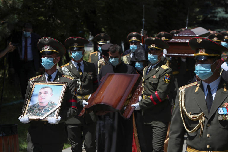 Soldados armênios no funeral do major Garush Hambardzumyan, morto em combate esta semana