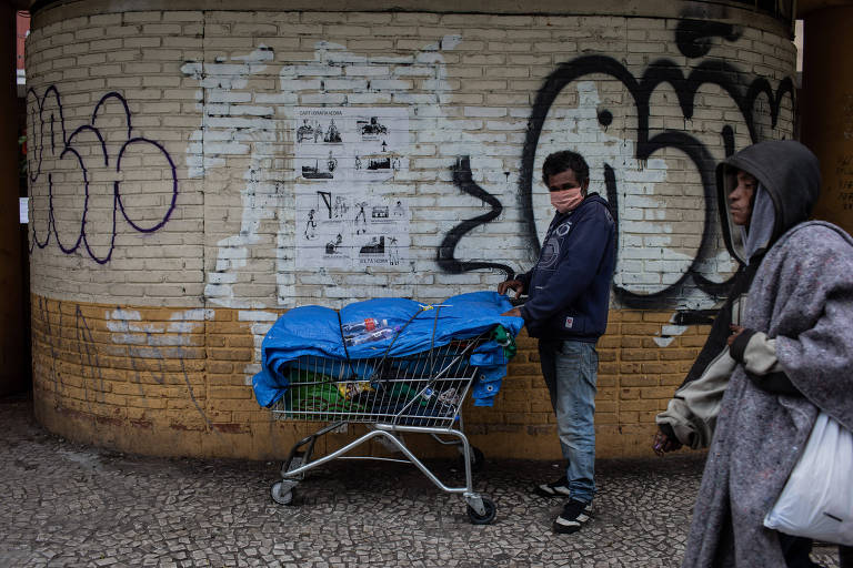 Cesar Batista dos Santos (45) nas proximidades da Praça da Sé, e que vive na rua há mais de quatro anos
