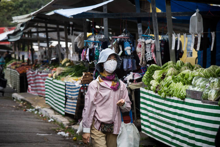 Movimento em feira da rua Conceição Veloso, na Vila Mariana (zona sul de SP)
