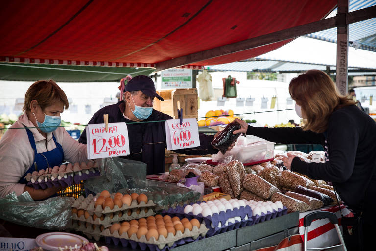 Movimento em feira da rua Conceição Veloso, na Vila Mariana (zona sul de SP)
