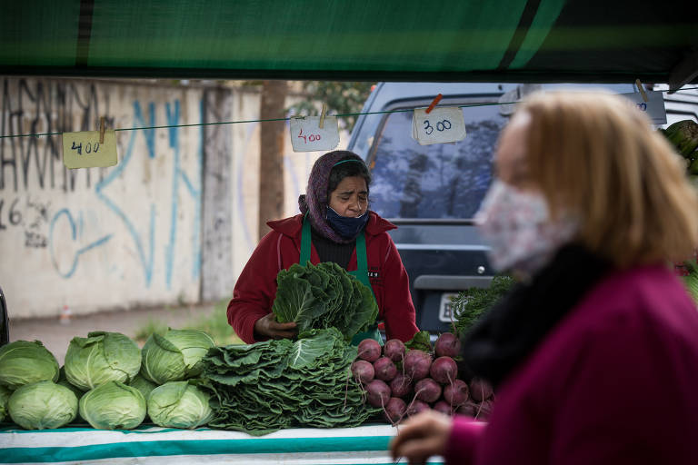 Movimento em feira da rua Conceição Veloso, na Vila Mariana (zona sul de SP)
