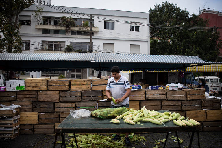 Movimento em feira da rua Conceição Veloso, na Vila Mariana (zona sul de SP)