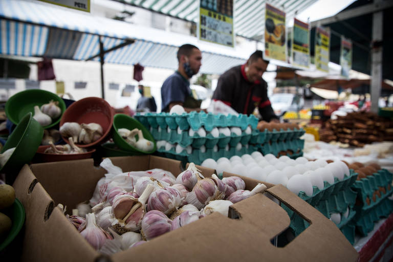 Movimento em feira da rua Conceição Veloso, na Vila Mariana (zona sul de SP)