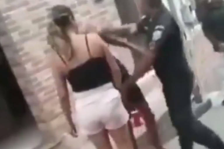 PM empurra e derruba mulher no Morro da Babilônia, zona sul do Rio de Janeiro, em setembro de 2019