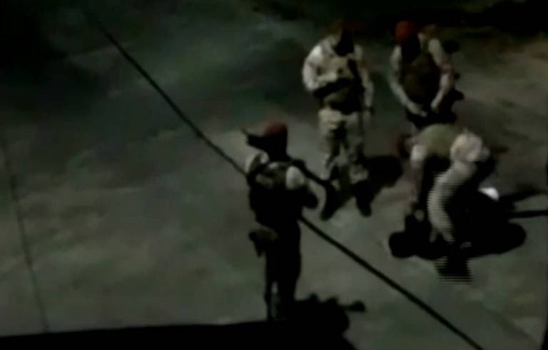Policiais fazem abordagem truculenta e dão socos em homem no bairro Pedras, periferia de Fortaleza, em 10 de julho de 2020