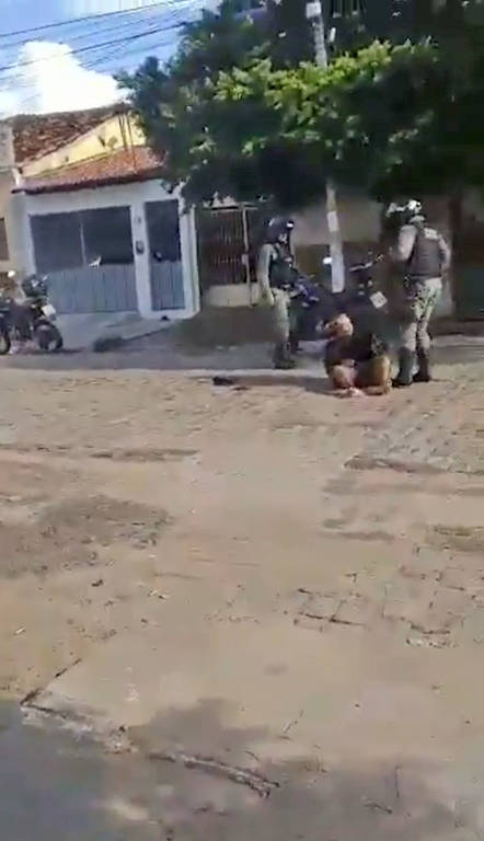 Policiais dão chutes na cabeça de mulher aparentemente embriagada em Serra Talhada, no sertão de Pernambuco, em vídeo divulgado em abril de 2020