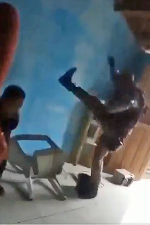 PM chuta e joga aparelho de som no chão em residência em Miguel Calmon, no interior da Bahia, em vídeo divulgado em maio de 2020