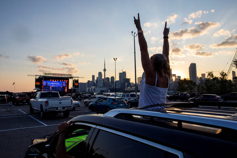 Dentro de seus carros, fãs assistem a show da banda de rock Monster Truck em Toronto, no Canadá