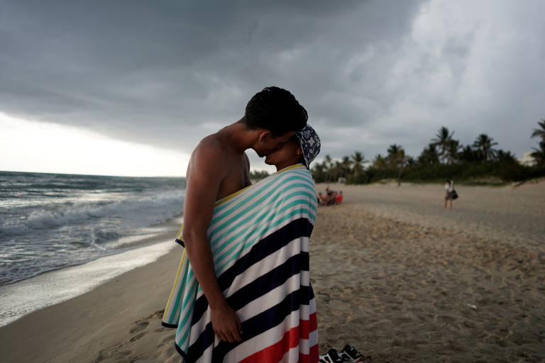Casal se beija em praia em Havana, Cuba, em meio à pandemia do coronavírus
