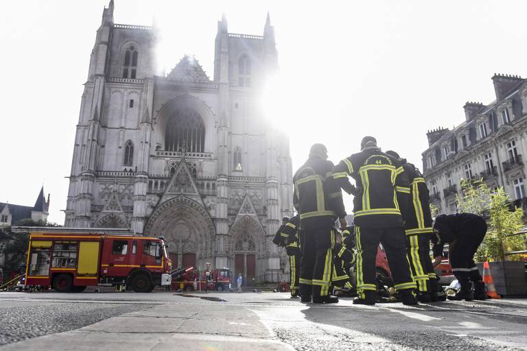 Bombeiros combatem incêndio na catedral de Saint-Pierre-et-Saint-Paul, em Nantes, França