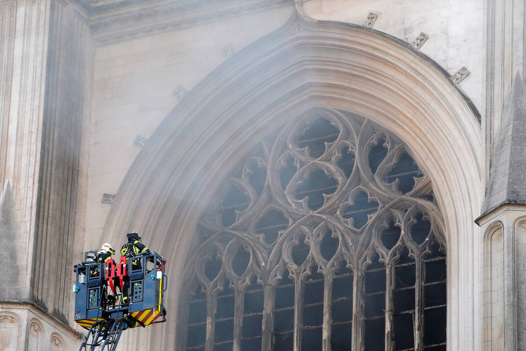 Bombeiro apaga chamas na Catedral de São Pedro e São Paulo, em Nantes, na França