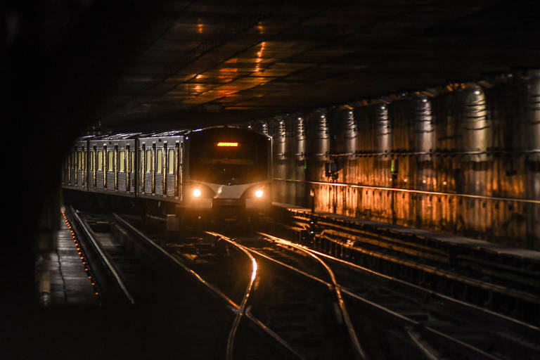 Metrô passa pelo túnel em uma das estações de São Paulo
